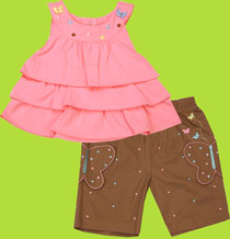 le top Butterfly Dreams Sleeveless Tiered Ruffle Top and Embroidered Dot Capri